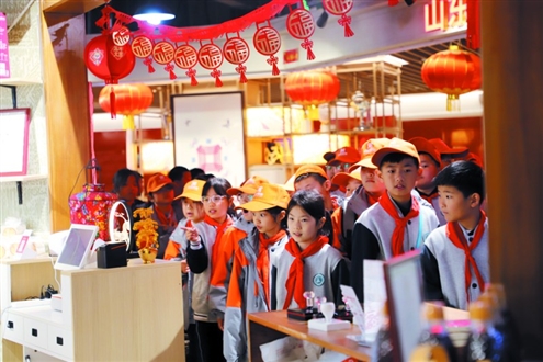 长清湖实验学校的学生们实地考察、参观,亲身感受丰富多彩的泉城文化